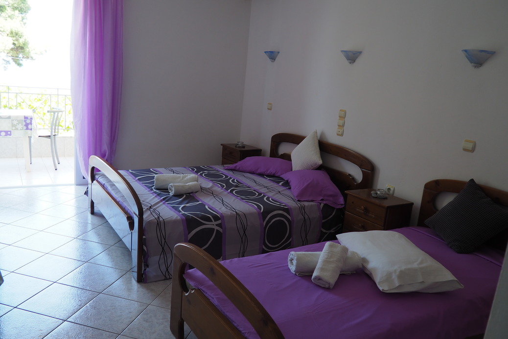 Δωμάτιο στο Πανόραμα στα Ελληνικά Ευβοίας με ένα διπλό και δύο μονά κρεβάτια