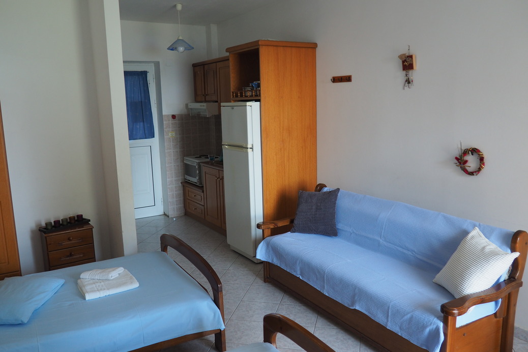 Δωμάτιο στο Πανόραμα στα Ελληνικά Ευβοίας με τρία κρεβάτια και καναπέ
